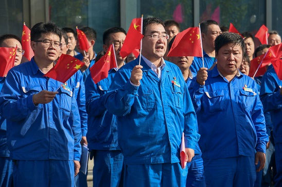 五星紅旗，我愿做你光華中淡淡的一筆——安彩高科舉行 國慶升旗儀式