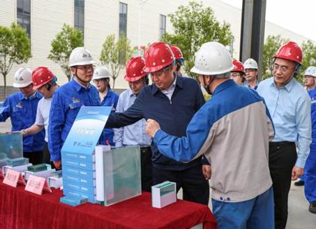 打造向上向前第一象限生力軍 錘煉甘于做人做事作難、受苦受累受屈的企業(yè)家隊(duì)伍——河南投資集團(tuán)黨委書記、董事長(zhǎng)劉新勇蒞臨安彩高科開(kāi)展主題教育調(diào)研